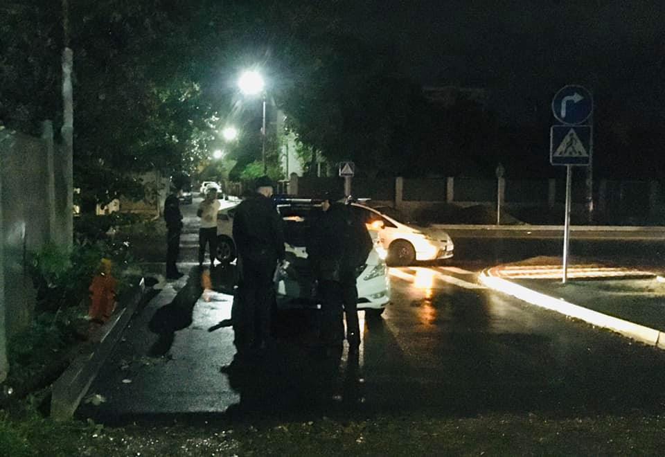 Під час суперечки в дворі багатоповерхівки один чоловік поранив іншого