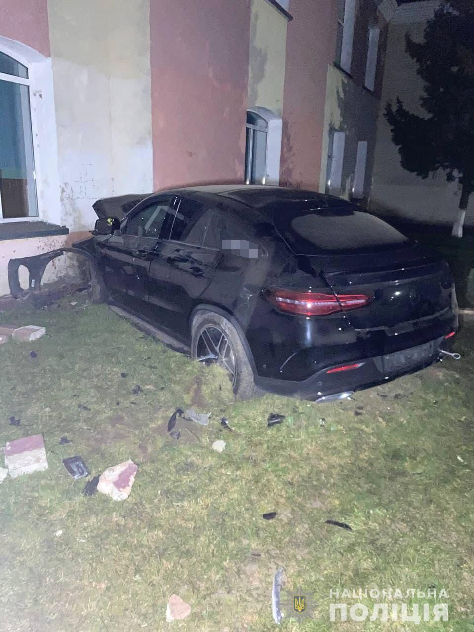 У Березному автівка в’їхала у будівлю гімназії