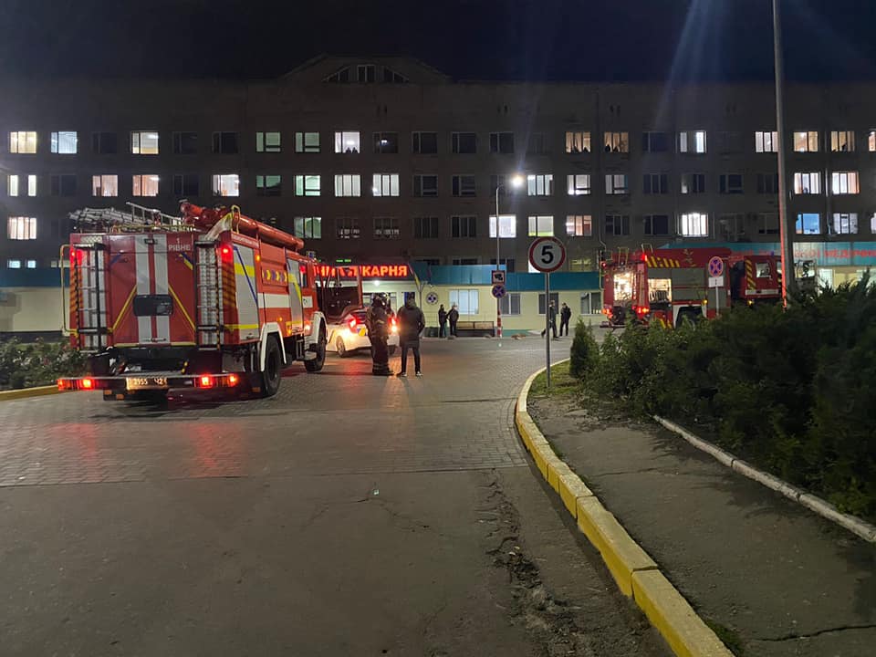 Через запах диму в Рівненській обласній лікарні рятувальники оперативно виїхали на місце виклику