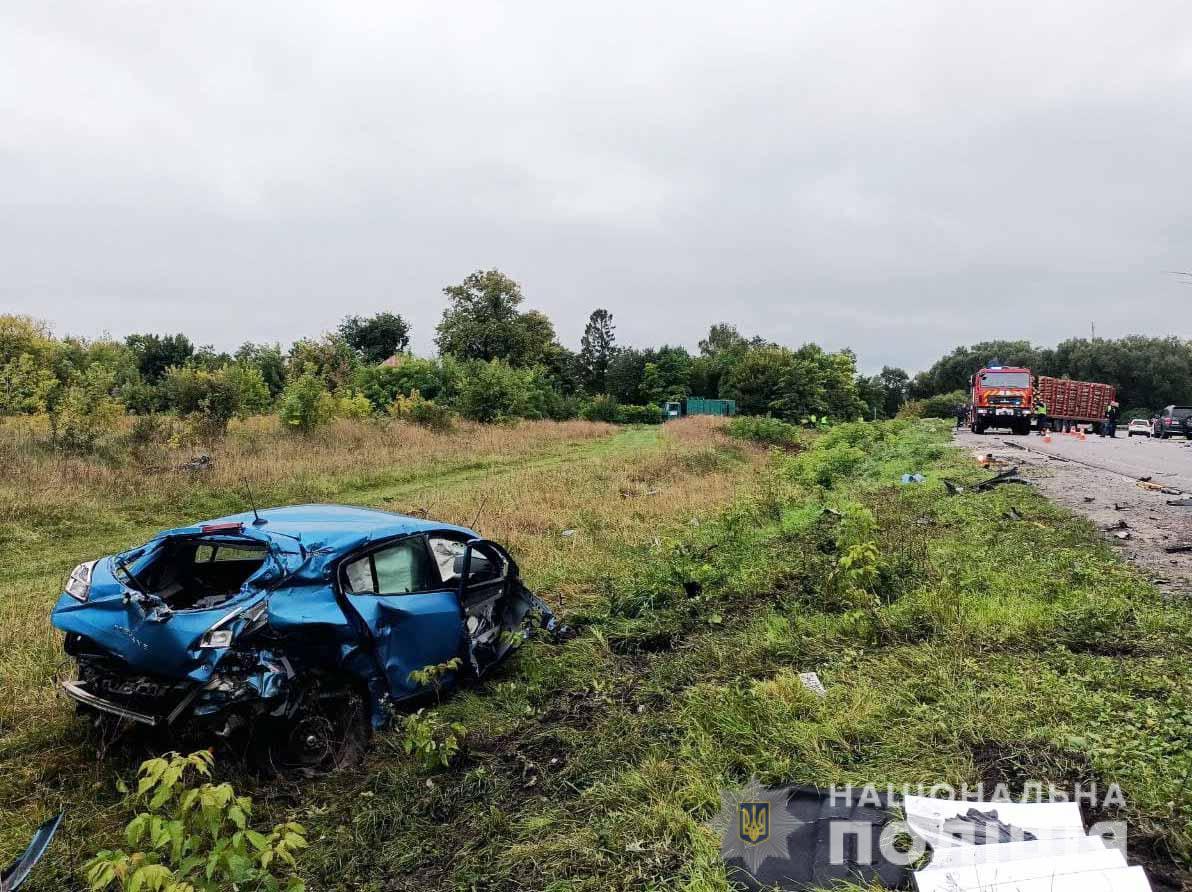На Дубенщині легковик &#8220;влетів&#8221; у вантажівку з деревиною