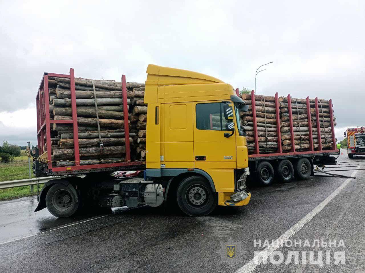 На Дубенщині легковик “влетів” у вантажівку з деревиною