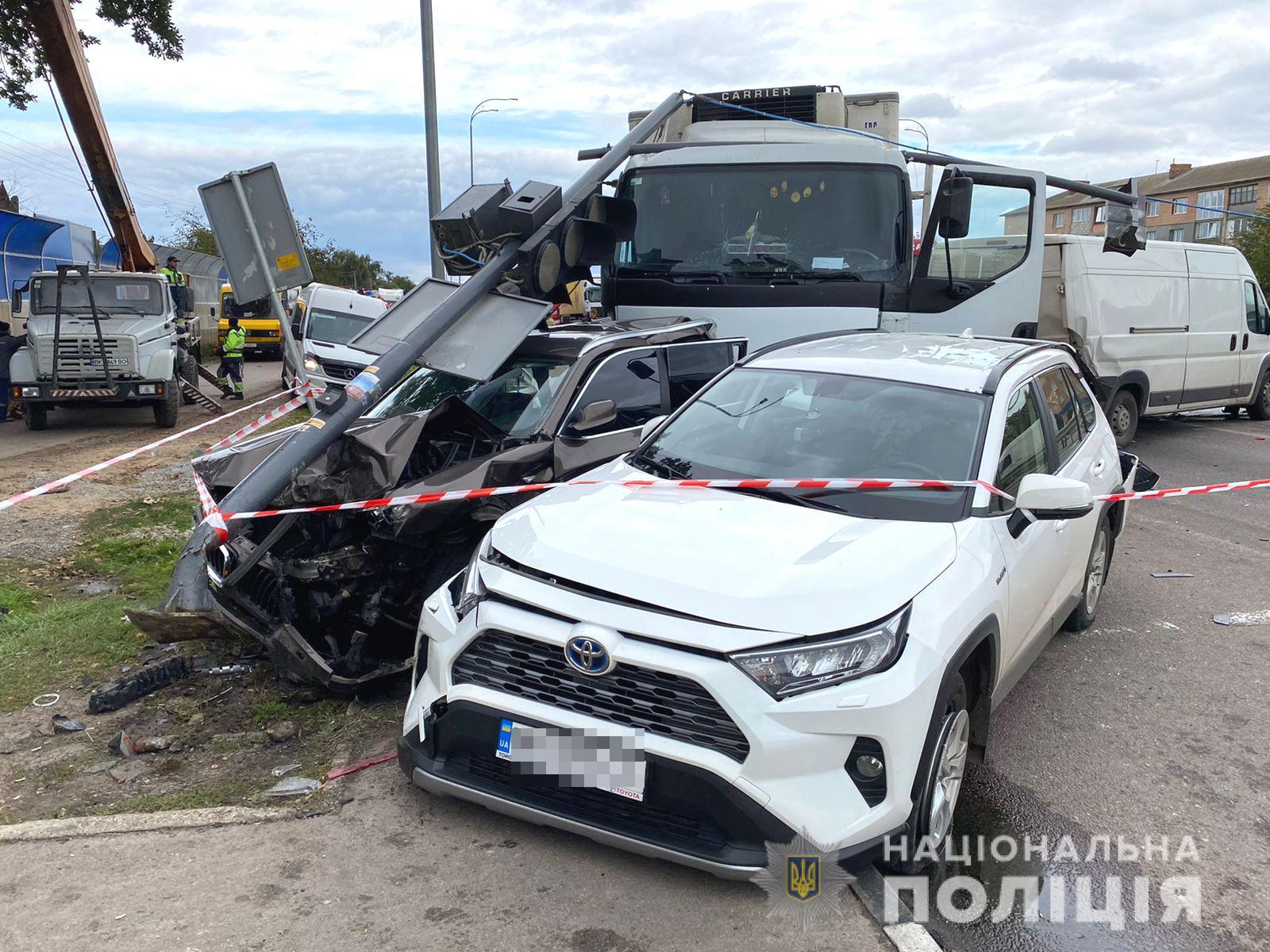 На Рівненщині в смертельне ДТП потрапили чотири автівки