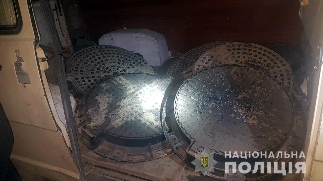 На крадіжці каналізаційних люків затримали мешканців Рівненщини