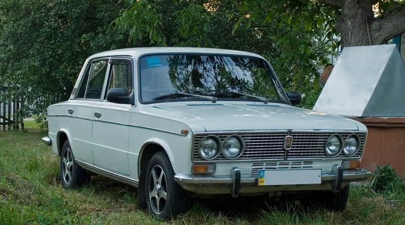 Нетверезі ліцеїсти “танцювали” на жигулі під час урочистої лінійки