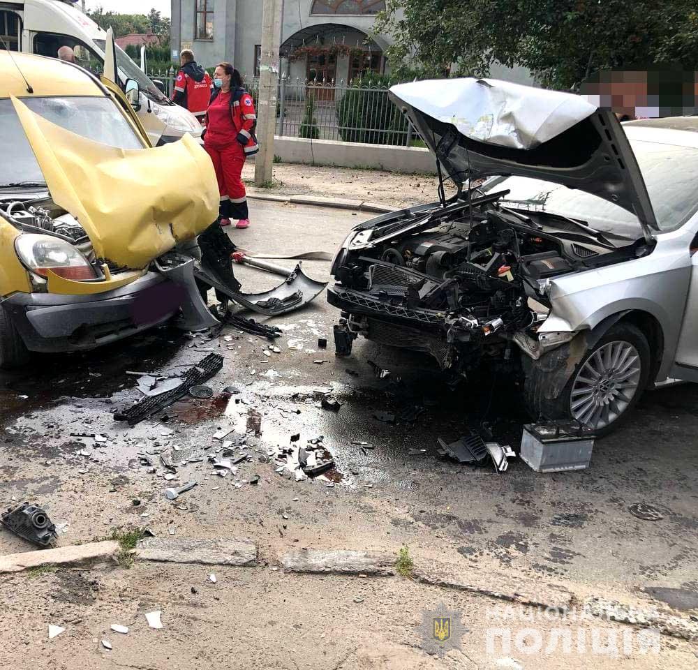 Поліцейські встановлюють обставини ДТП із потерпілими у Рівному
