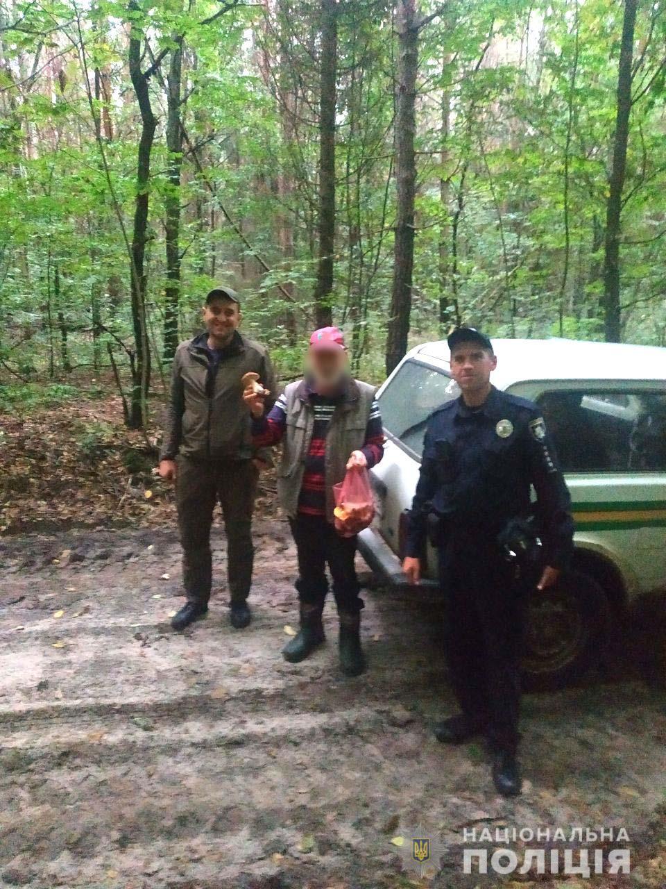 Поліцейський та лісівники оперативно розшукали грибника, який загубився