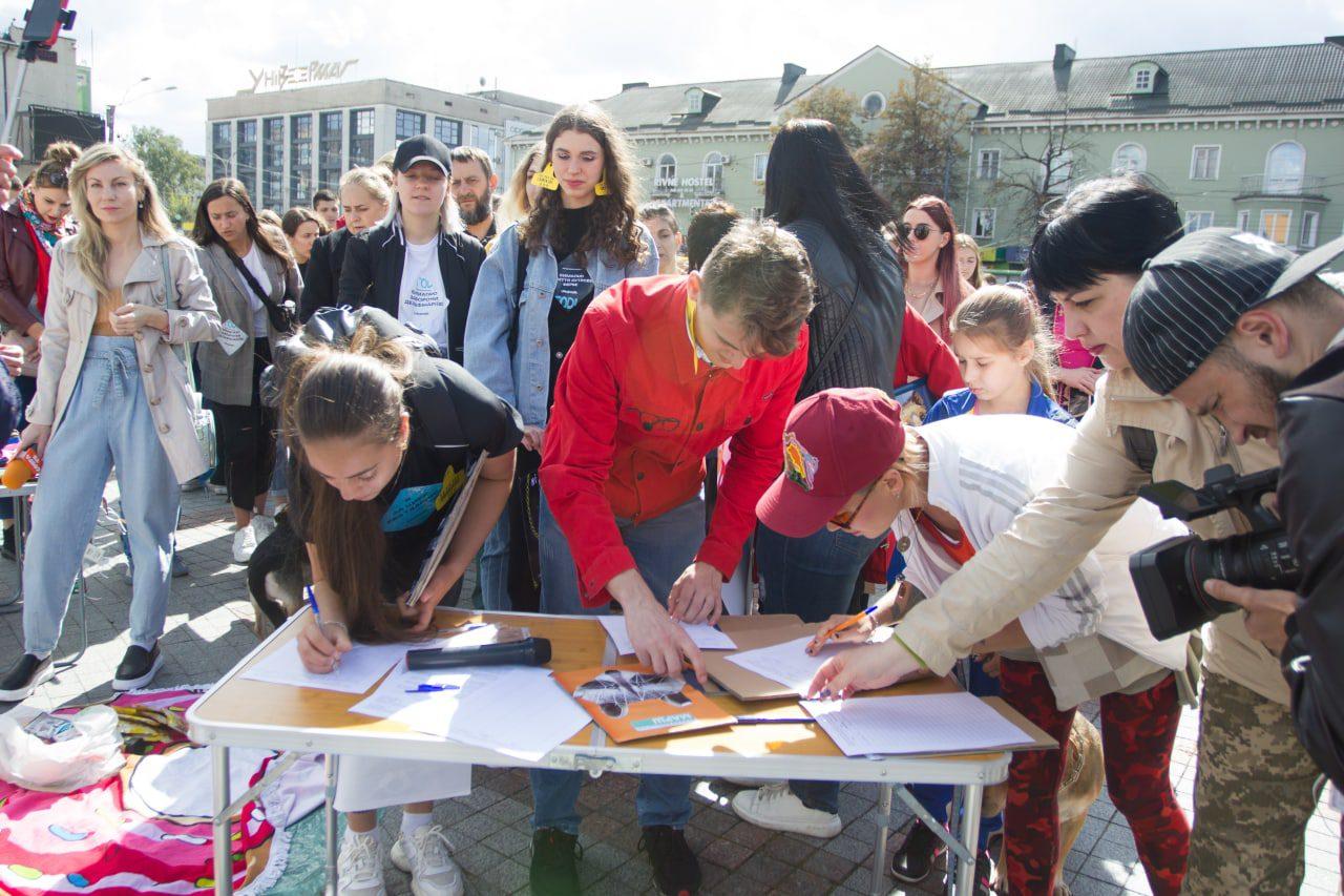 У Рівному відбувся марш за гуманне ставлення до тварин (ФОТО)