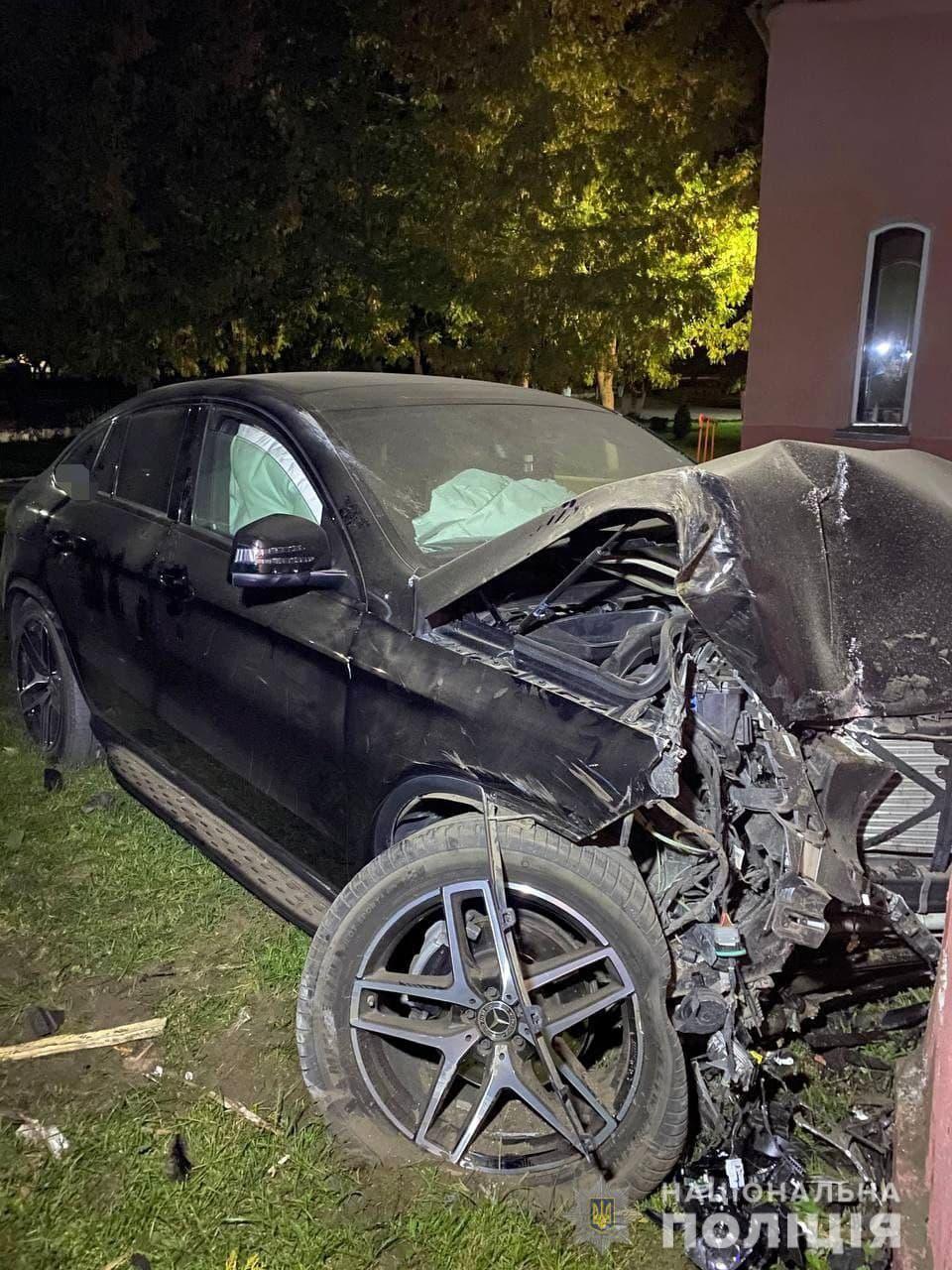 У Березному автівка в&#8217;їхала у будівлю гімназії