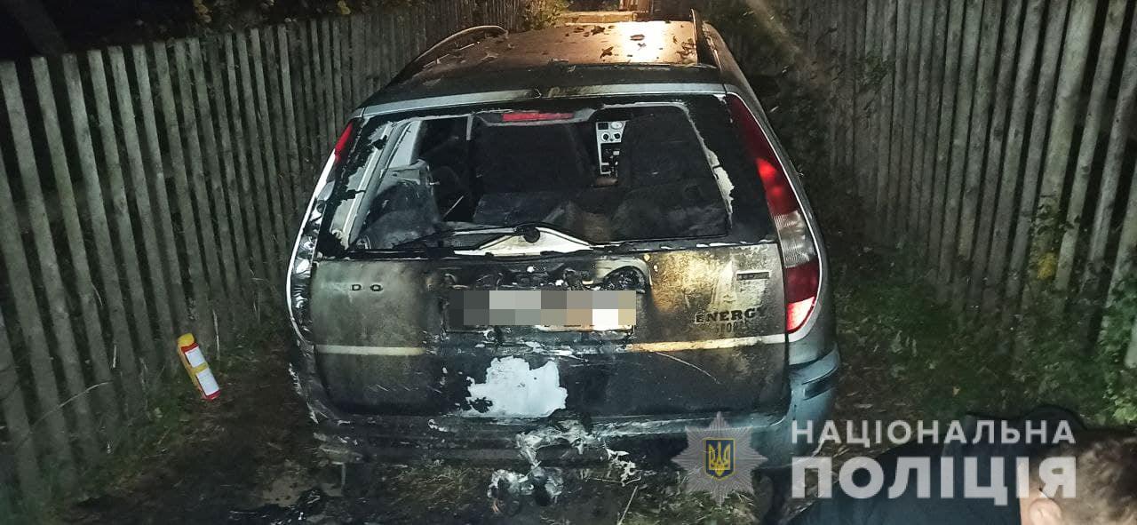 У Рівненському районі вночі підпалили авто