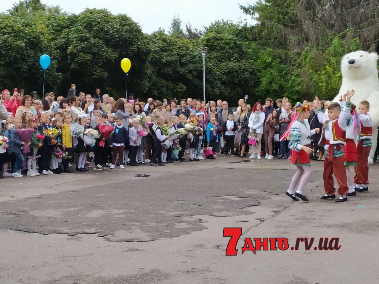 У Рівному за шкільні парти сіли понад три тисячі першокласників