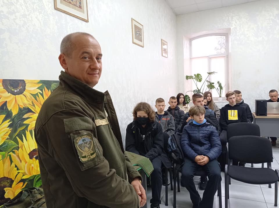 В 10 класі провели урок в Будинку Ветеранів з рівненським кіборгом