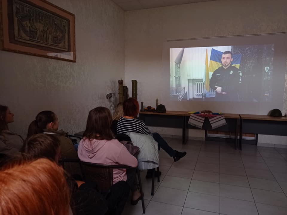 В 10 класі провели урок в Будинку Ветеранів з рівненським кіборгом