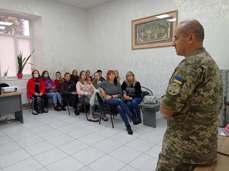 В 10 класі провели урок в Будинку Ветеранів з рівненським кіборгом