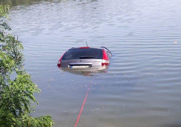 На Рівненщині автомобіль потрапив у водойму разом з водієм