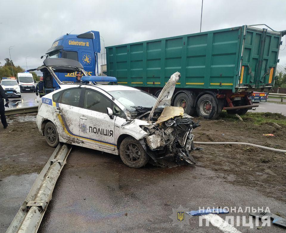 Поблизу Рівного вантажівка розтрощила поліцейске авто