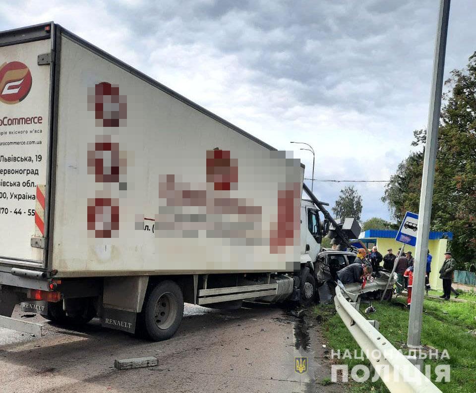 Поблизу Рівного чотири авто потрапили в ДТП