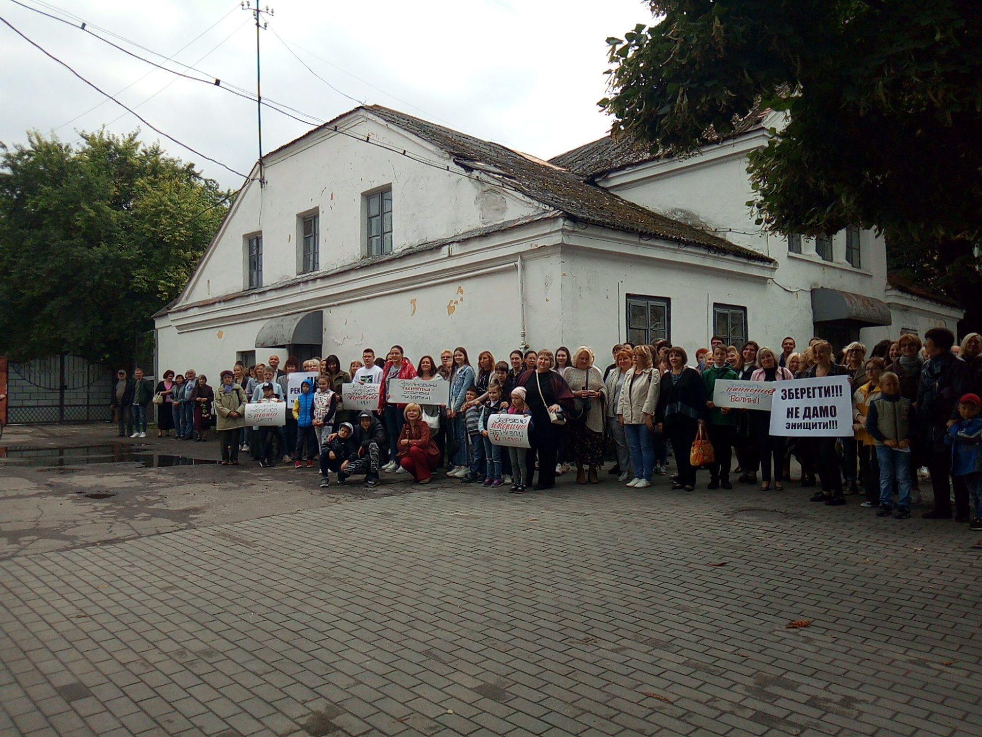 Руйнували чи ремонтували історичну будівлю в Рівному вирішить суд