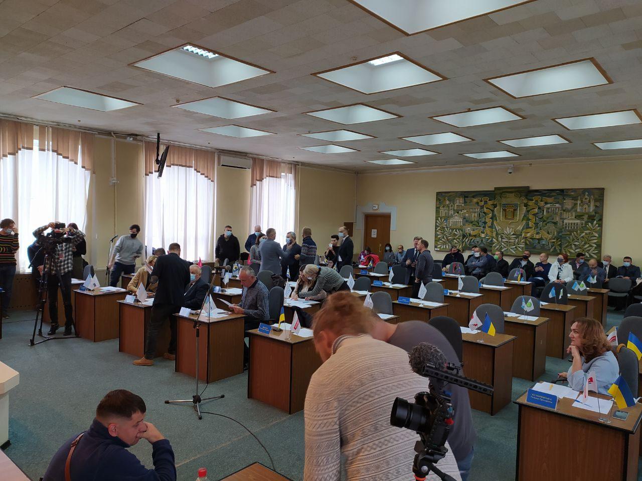 Депутати Рівнеради не підтримали анулювання паспортів прив’язки для торгових кіосків на вул. Київській