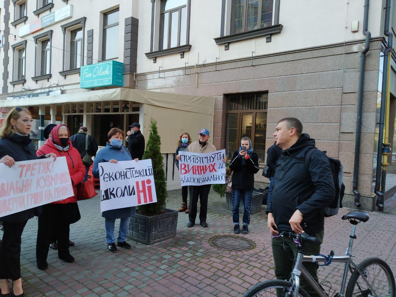 Рівнераду пікетують із вимогою врятувати музичну школу №1 (ФОТО)