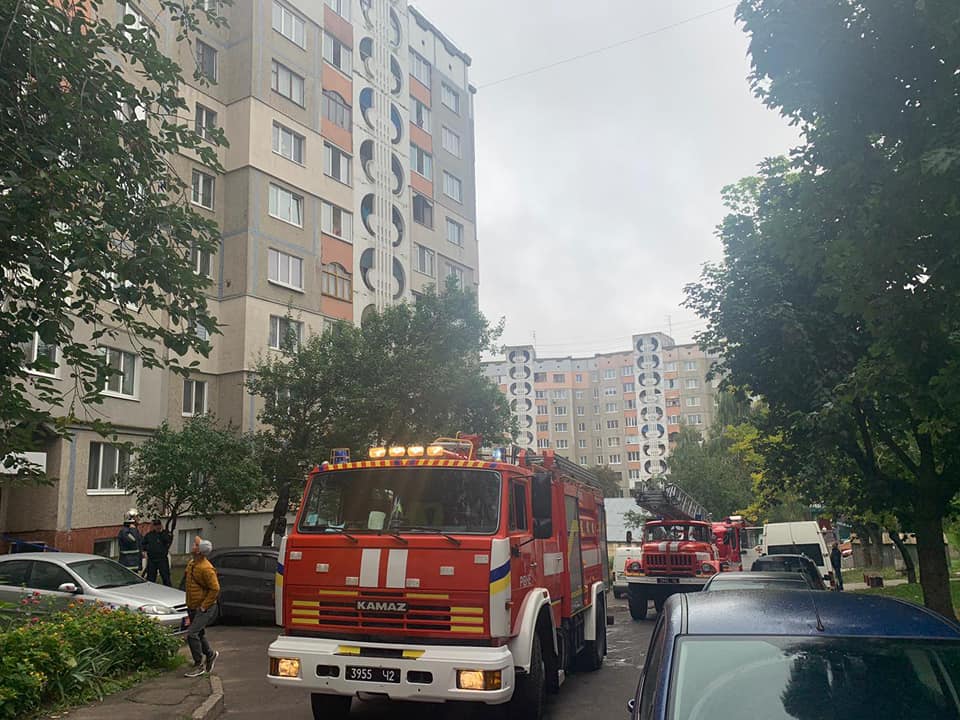 В Рівному через неправильно припарковані автомобілі пожежна спецтехніка не могли дістатися до місця виклику