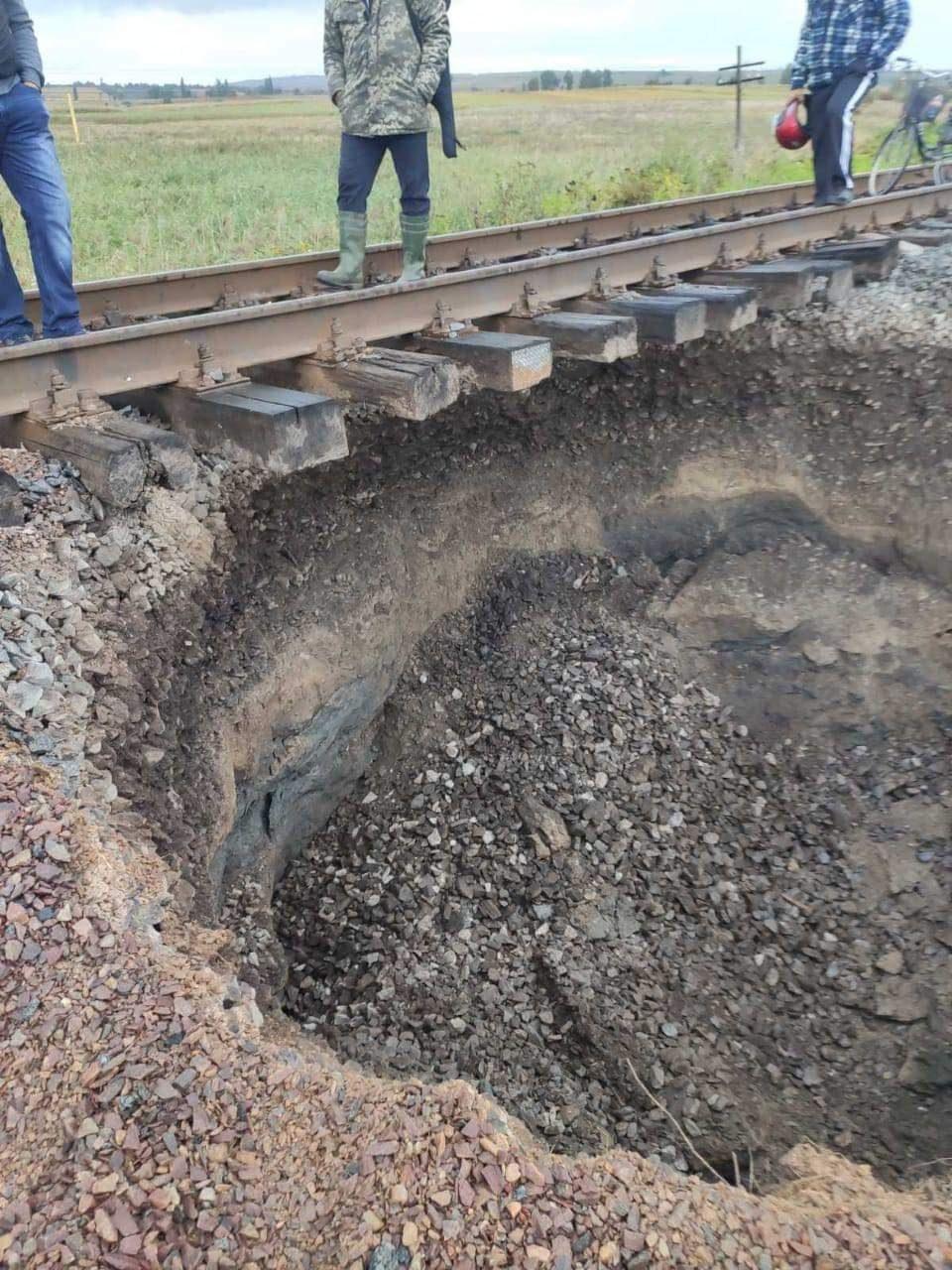 На залізниці в Чернівецькій області стався провал через підмив ґрунту