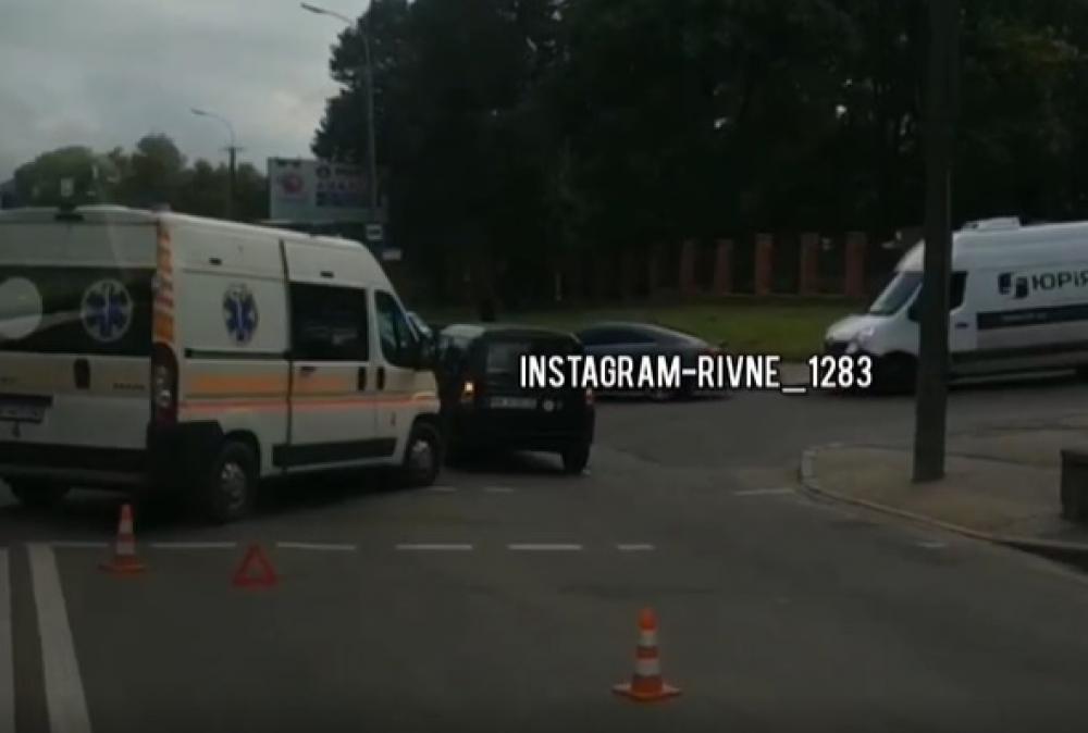 У Рівному авто швидкої допомоги потрапило в аварію