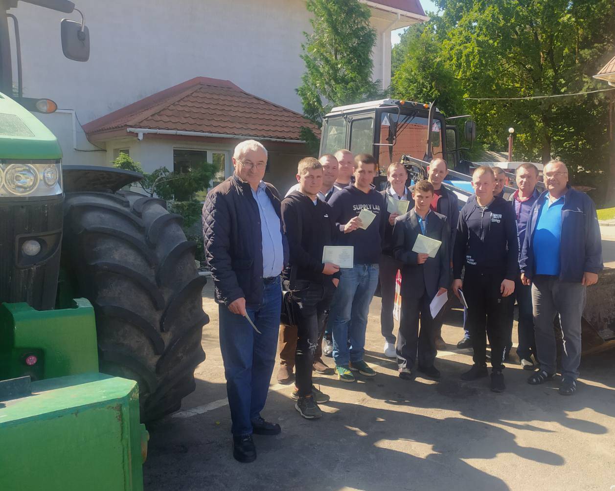 Новоспечені трактористи розпочинають самостійну роботу на полях Рівненщини і Хмельниччини