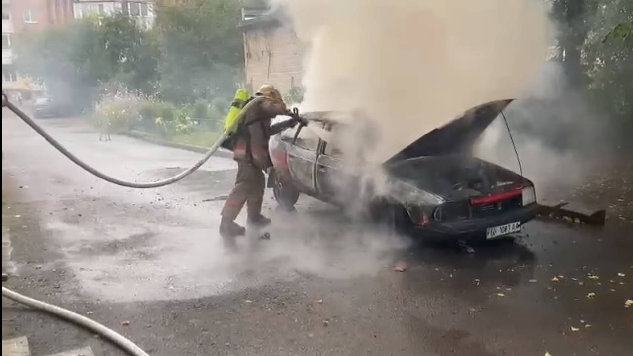 В центрі Рівного горів легковий автомобіль (ВІДЕО)