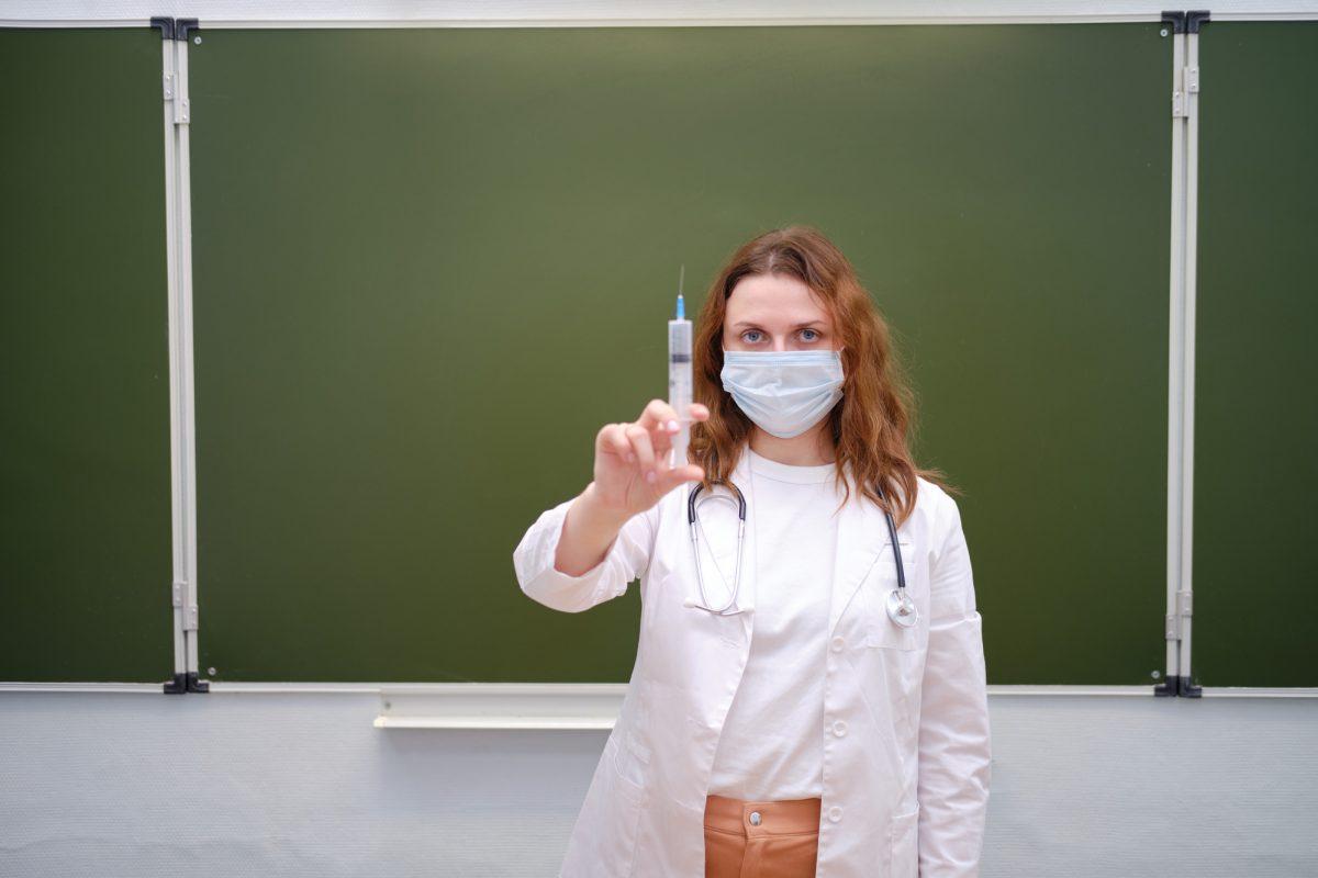 В Рівненському районі є декілька шкіл де вакциновано менше 30 % персоналу