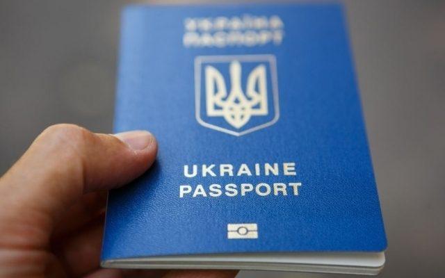 В Україні перевірять всі закордонні паспорти