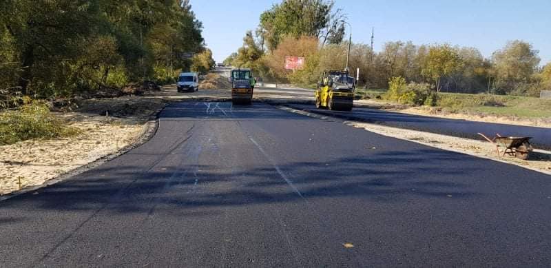 У Рівному на перехресті Дубенська-Макарова вже почали класти асфальт (фото)