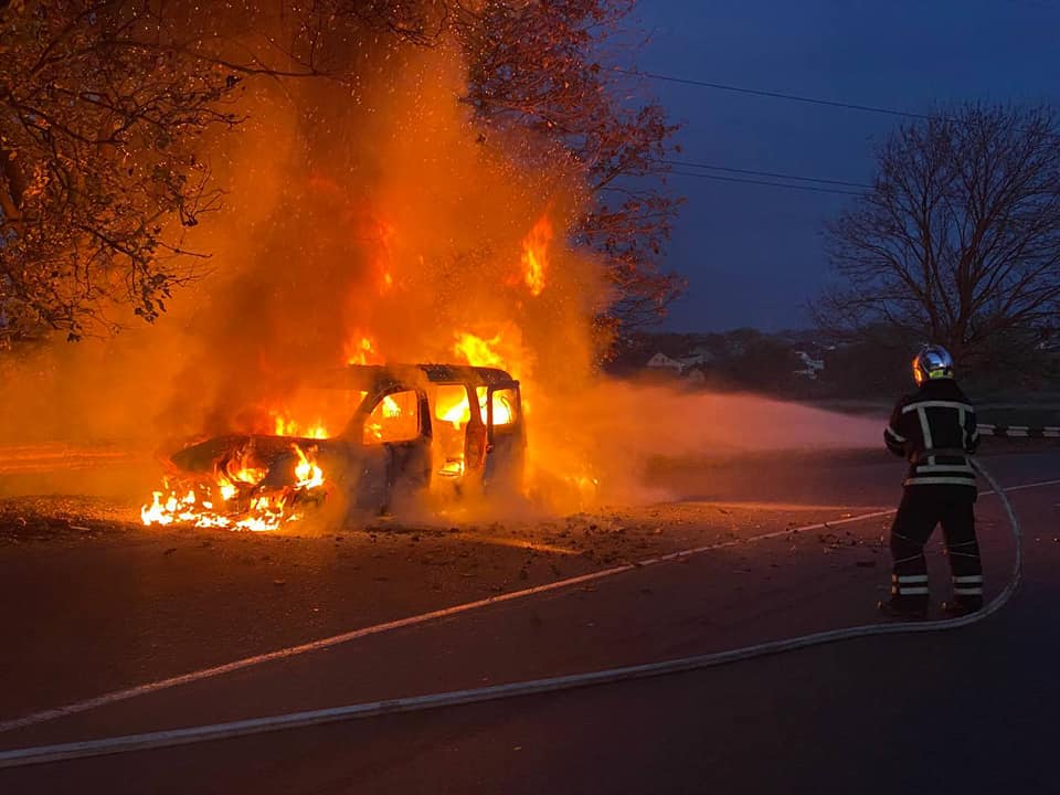 У Рівному автівка загорілася під час руху