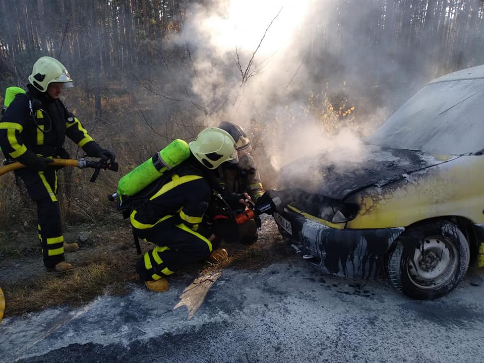 Водії та поліцейський гасили автівку, яка спалахнула на Київ-Ковель-Ягодин