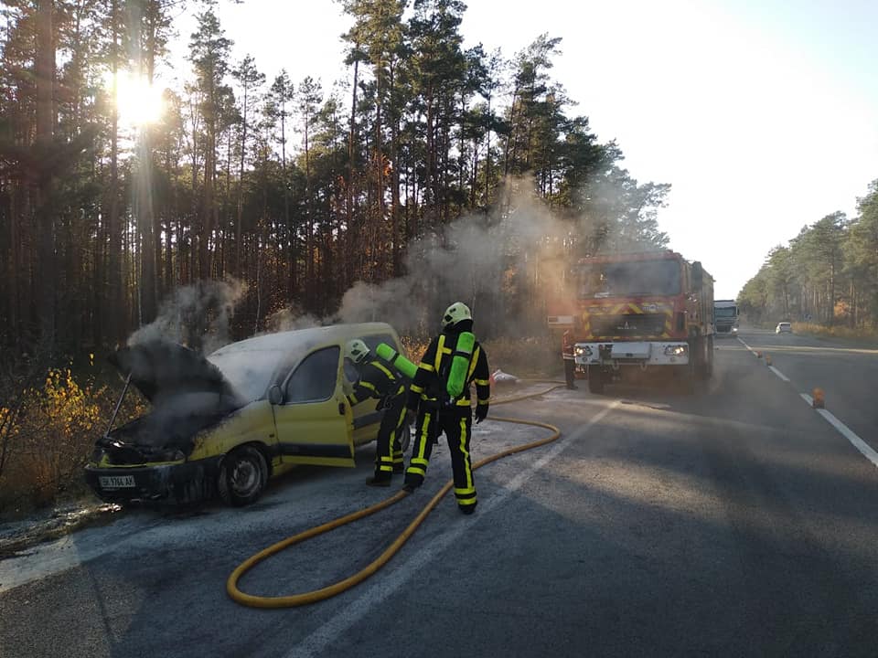 Водії та поліцейський гасили автівку, яка спалахнула на Київ-Ковель-Ягодин