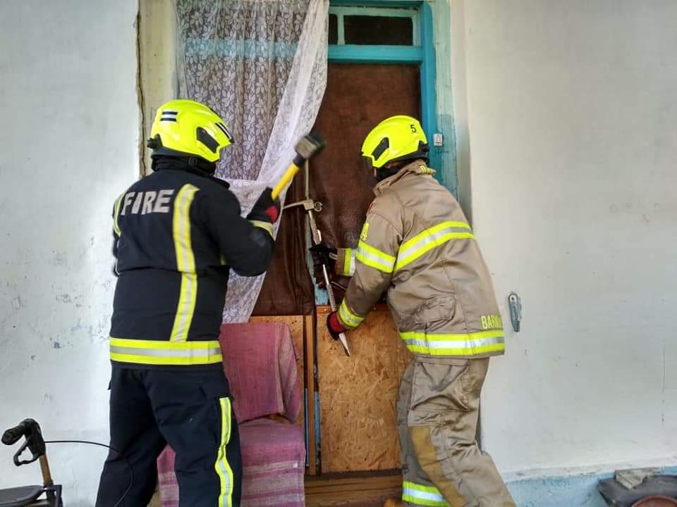 Дубенськи рятувальники відкрили двері в будинок важкохворої людини