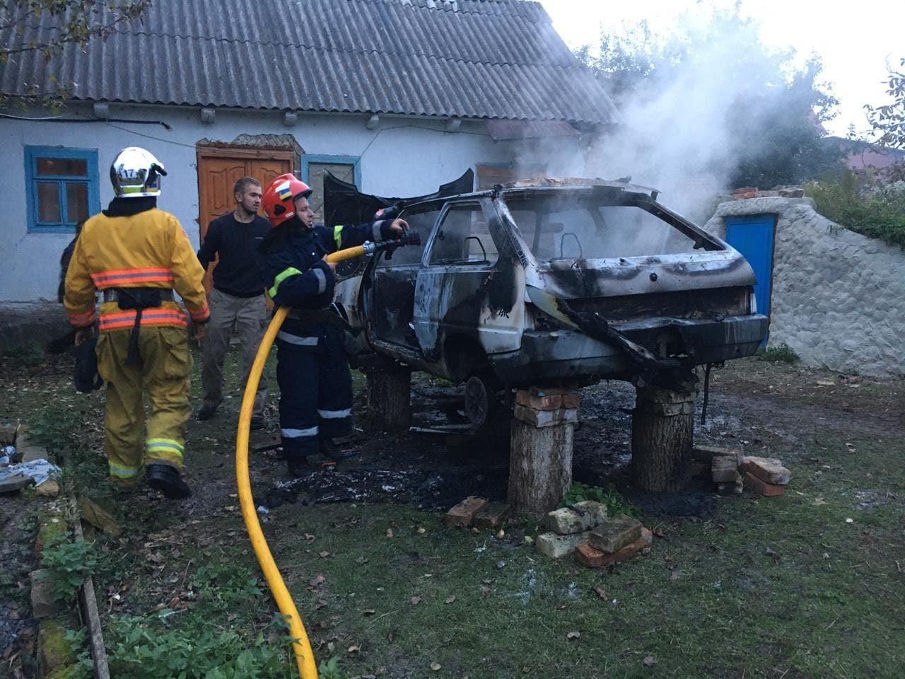 Вогнеборці на Рівненщині рятували авто