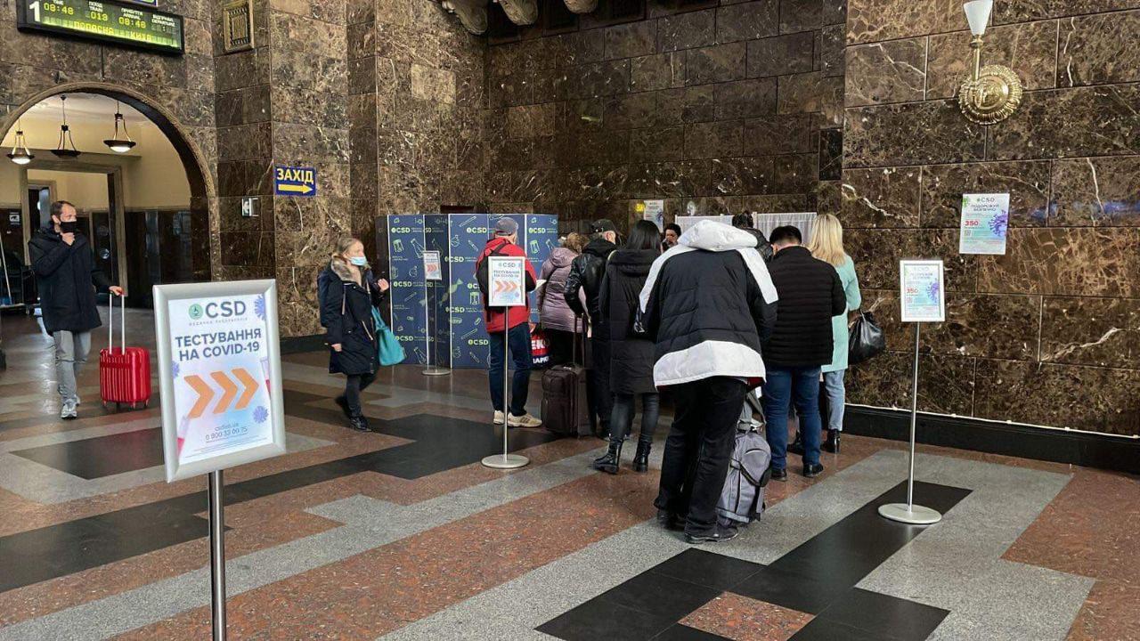 Укрзалізниця розгортає на вокзалах пункти вакцинації та експрес-тестування на COVID-19