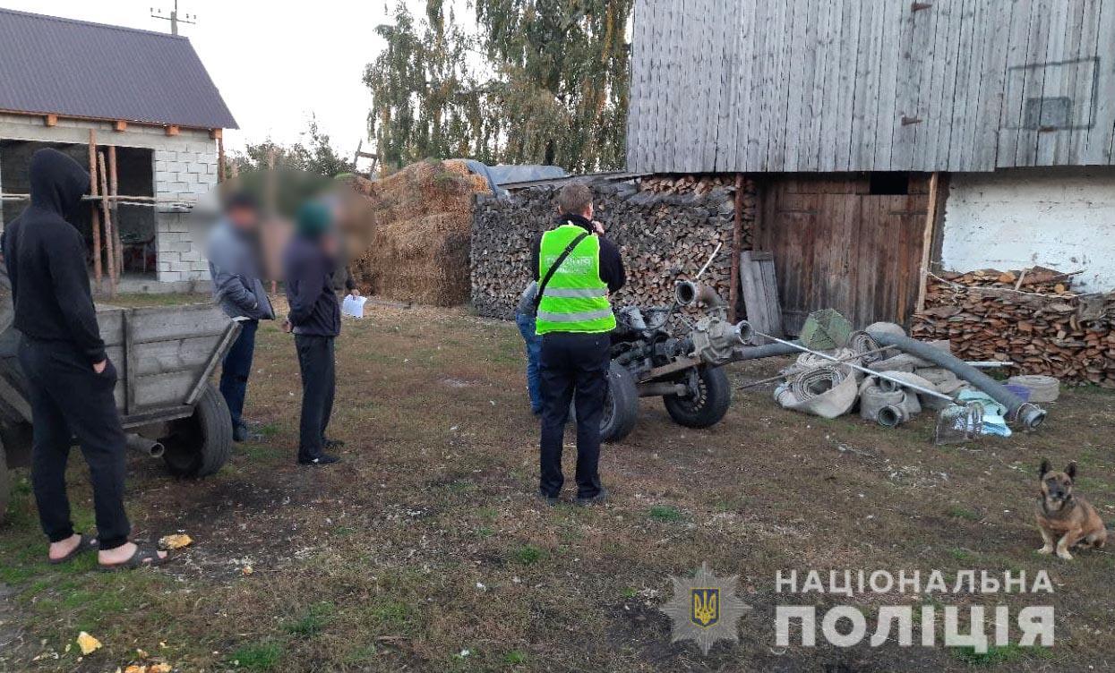 На Рівненщині поліцейські вилучили бурштин, обладнання для його видобутку та мотопомпу
