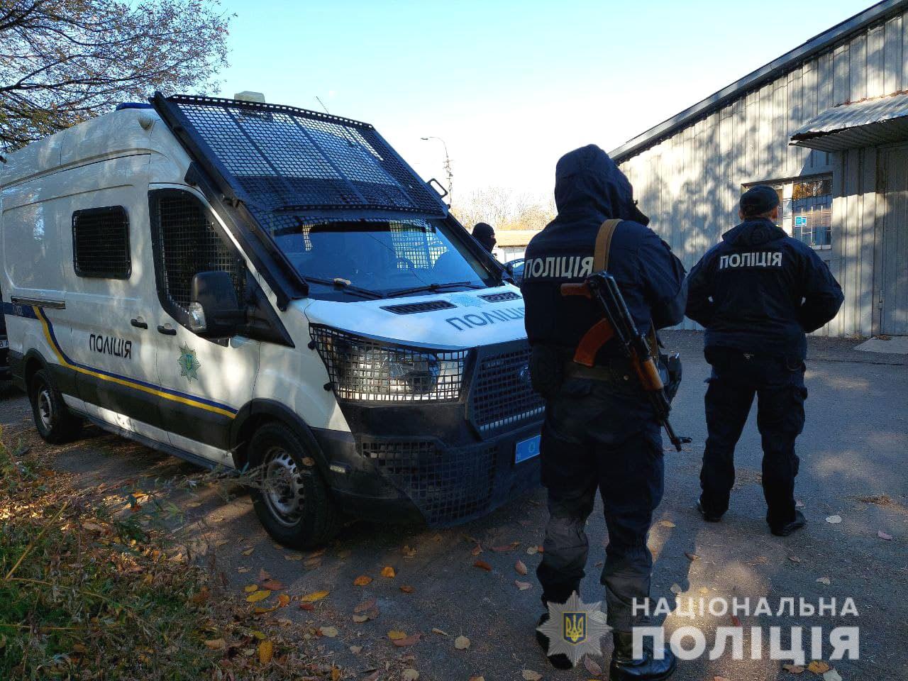На Рівненщині злочинці викрадали елітні авто та розбирали їх на запчастини