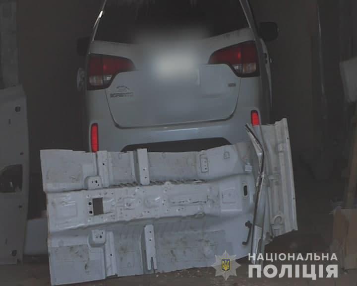 На Рівненщині злочинці викрадали елітні авто та розбирали їх на запчастини