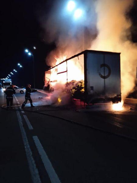 На трасі Київ-Чоп загорівся напівпричеп у вантажного автомобіля