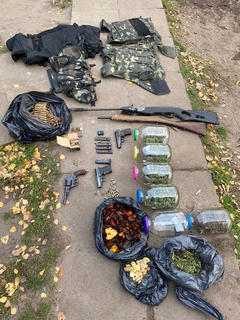 Під час обшуків у Сарненському районі ​​вилучили бурштин, канабіс та зброю