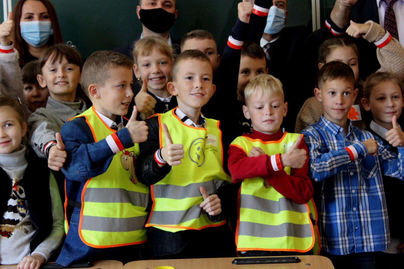 Школярі Дубна отримали світловідбивні елементи Школярі Дубна отримали світловідбивні елементи