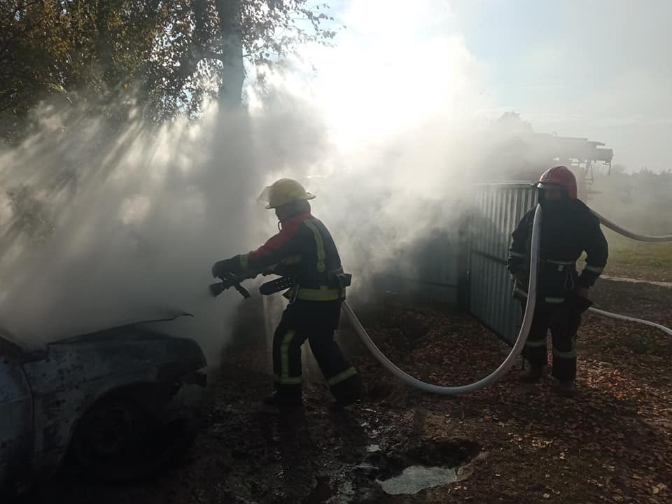 В Рівненському районі вогнеборці ліквідували пожежу в легковому автомобілі
