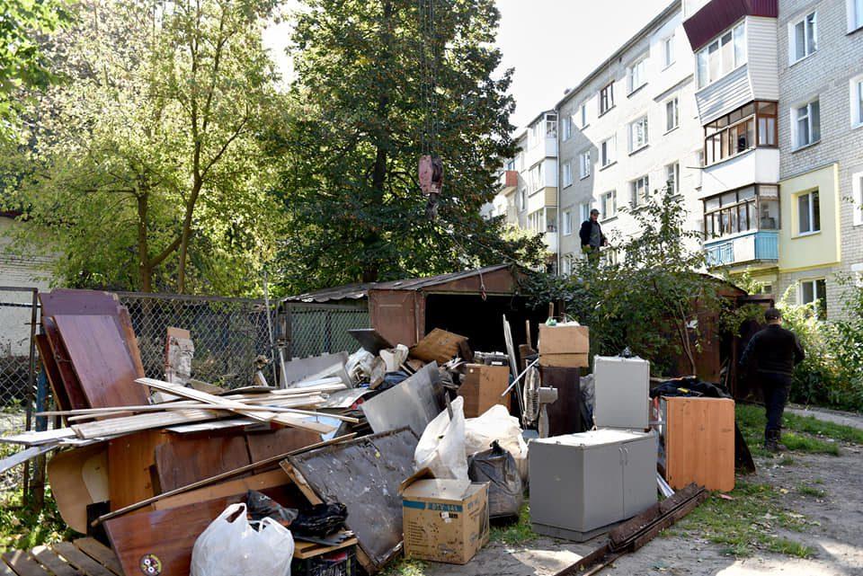 В Рівному демонтують незаконно встановлені гаражі