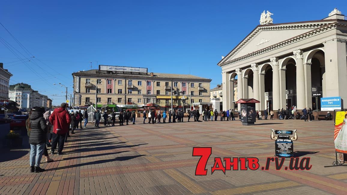 В Рівному аншлаг в центрах вакцинування