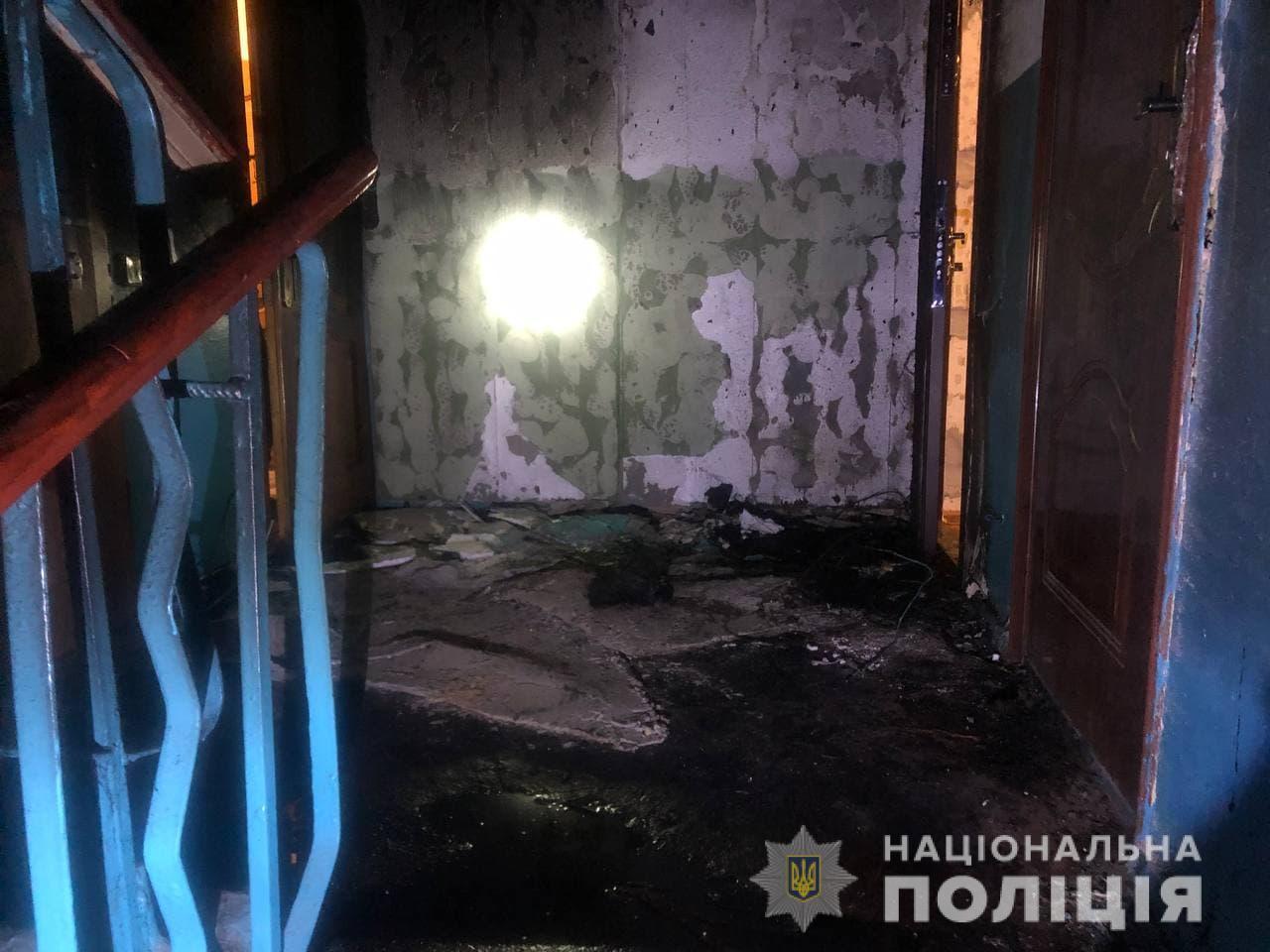 Вночі в Рівному підпалили двері у квартиру в багатоповерхівці