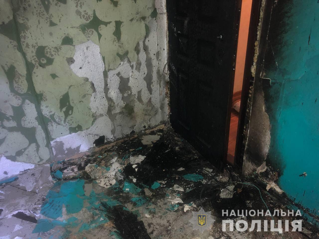 Вночі в Рівному підпалили двері у квартиру в багатоповерхівці