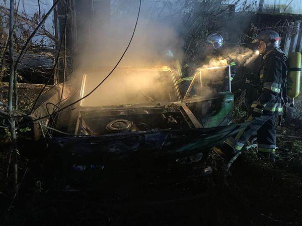 В Рівному вогнеборці ліквідували пожежу у легковому автомобілі