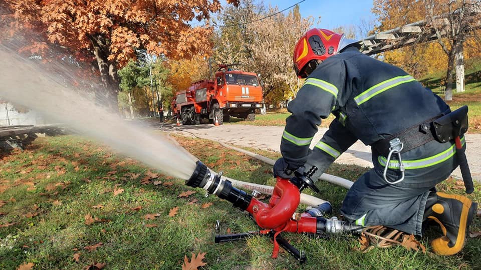 Рятувальники з Рівненської АЕС гасили легкозаймисті речовини на території атомного об’єкта Рятувальники з Рівненської АЕС гасили легкозаймисті речовини на території атомного об’єкта